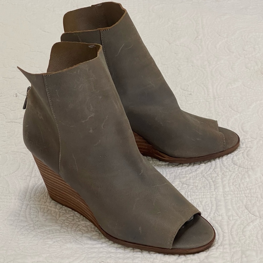 Lucky Brand Taupe Urbi Leather Peep Toe Booties Sz 8.5 3 1/4” Wood Wedge Heels